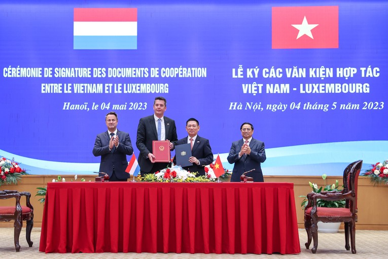 Thủ tướng Phạm Minh Ch&iacute;nh v&agrave; Thủ tướng Xavier Bettel chứng kiến lễ k&yacute; c&aacute;c văn kiện hợp t&aacute;c trong lĩnh vực t&agrave;i ch&iacute;nh v&agrave; Thỏa thuận Đối t&aacute;c chiến lược về t&agrave;i ch&iacute;nh xanh giữa Bộ T&agrave;i ch&iacute;nh hai nước. Ảnh: VGP