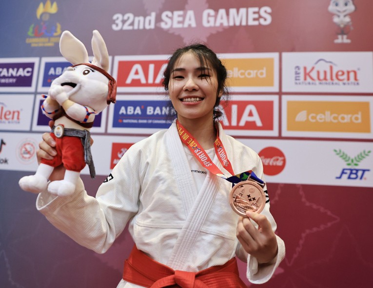 Đặng Thị Huyền c&ugrave;ng tấm huy chương đồng đối kh&aacute;ng 52kg nữ tại SEA Games 32.