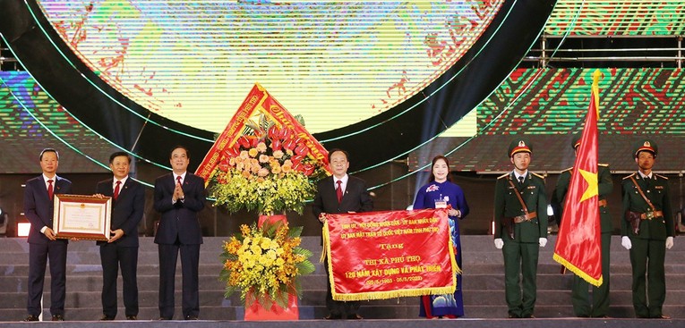 Thừa uỷ quyền của Chủ tịch nước, B&iacute; thư Tỉnh ủy B&ugrave;i Minh Ch&acirc;u trao tặng Hu&acirc;n chương Lao động hạng Ba cho Đảng bộ, Ch&iacute;nh quyền v&agrave; nh&acirc;n d&acirc;n thị x&atilde; Ph&uacute; Thọ. Ảnh: B&aacute;o Ph&uacute; Thọ.