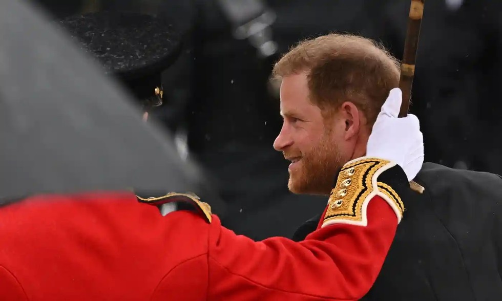 Ho&agrave;ng tử Harry xuất hiện b&ecirc;n ngo&agrave;i Tu viện Westminster một m&igrave;nh v&agrave; kh&ocirc;ng đi c&ugrave;ng gia đ&igrave;nh. Ảnh: Reuters