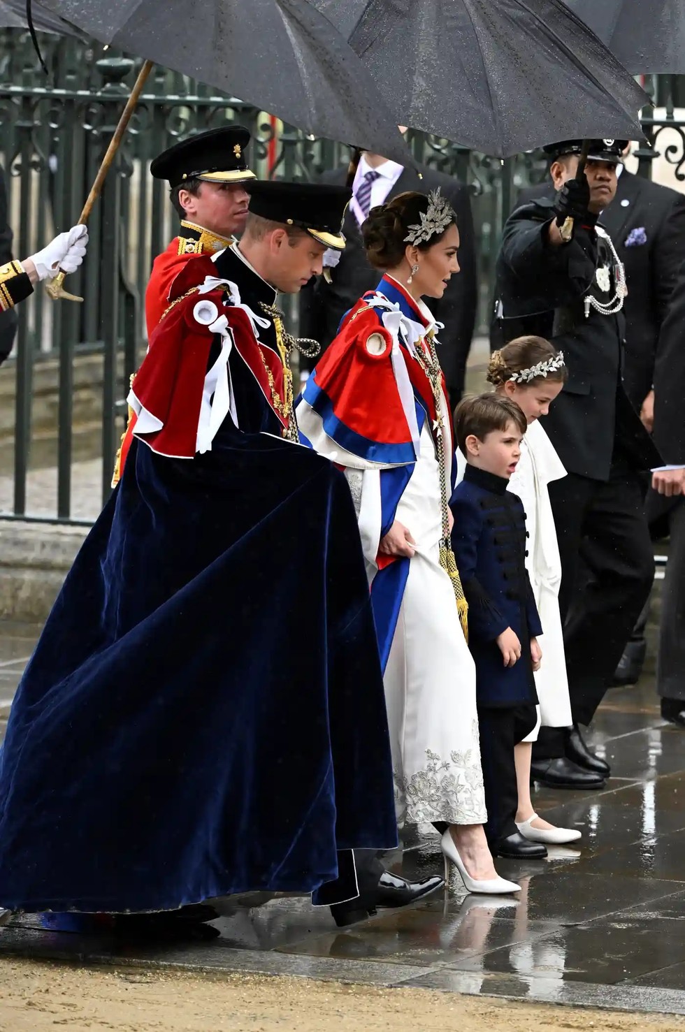 Ho&agrave;ng tử William v&agrave; Catherine - C&ocirc;ng nương xứ Wales c&ugrave;ng c&aacute;c con l&agrave; C&ocirc;ng ch&uacute;a Charlotte v&agrave; Ho&agrave;ng tử Louis. Ảnh: Reuters