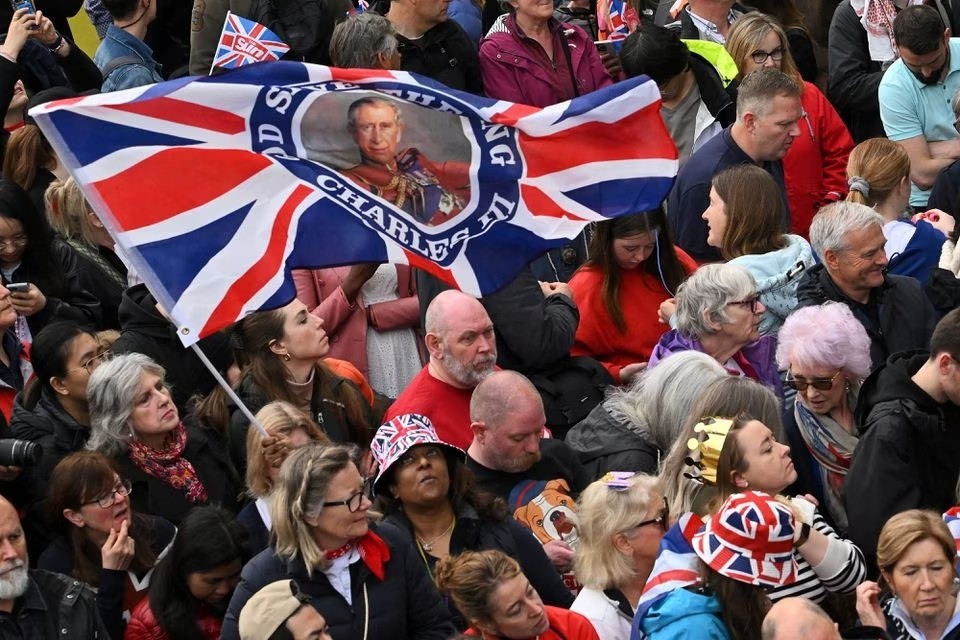 Người d&acirc;n tụ tập tr&ecirc;n qu&atilde;ng đường từ Cung điện Buckingham tới Tu viện Westminster ng&agrave;y 6/5. Ảnh: Reuters