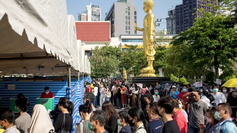 Cử tri Th&aacute;i Lan xếp h&agrave;ng tại một điểm bỏ phiếu sớm ở ch&ugrave;a Wat That Thong, Bangkok, ng&agrave;y 7/5. Ảnh: AFP