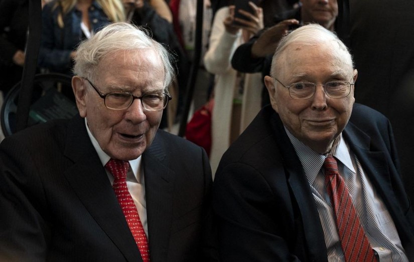 Tỷ ph&uacute; Warren Buffett (tr&aacute;i), Gi&aacute;m đốc điều h&agrave;nh của Berkshire Hathaway v&agrave; Ph&oacute; chủ tịch Charlie Munger, năm 2019. Ảnh: AFP