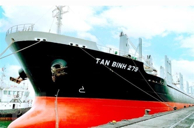 T&agrave;u Tan Binh 279 nhận 23.000 tấn than cục 5a1 xuất khẩu sang Nam Phi. Ảnh: TTXVN ph&aacute;t