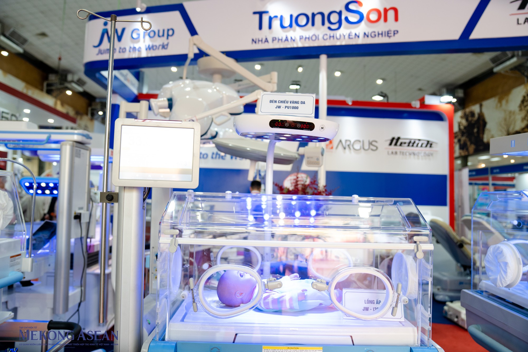 Triển l&atilde;m tập trung giới thiệu những sản phẩm, c&ocirc;ng nghệ, thiết bị ti&ecirc;n tiến nhất về y tế, dược phẩm v&agrave; những đổi mới t&iacute;ch cực, th&agrave;nh tựu, nhiệm vụ trọng t&acirc;m của ng&agrave;nh y tế Việt Nam 2023.