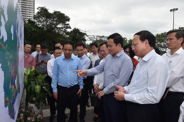 Ph&oacute; Thủ tướng Trần Lưu Quang khảo s&aacute;t v&ugrave;ng đệm di sản thi&ecirc;n nhi&ecirc;n thế giới Vịnh Hạ Long, tỉnh Quảng Ninh. Ảnh: VGP