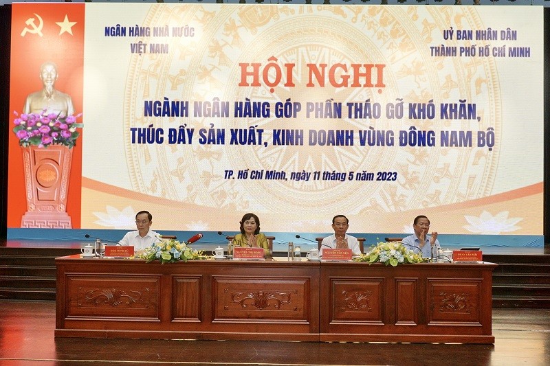 Hội nghị &amp;amp;quot;Ng&agrave;nh ng&acirc;n h&agrave;ng g&oacute;p phần th&aacute;o gỡ kh&oacute; khăn, th&uacute;c đẩy sản xuất, kinh doanh v&ugrave;ng Đ&ocirc;ng Nam Bộ&amp;amp;quot; do Ng&acirc;n h&agrave;ng Nh&agrave; nước v&agrave; UBND TP HCM tổ chức.