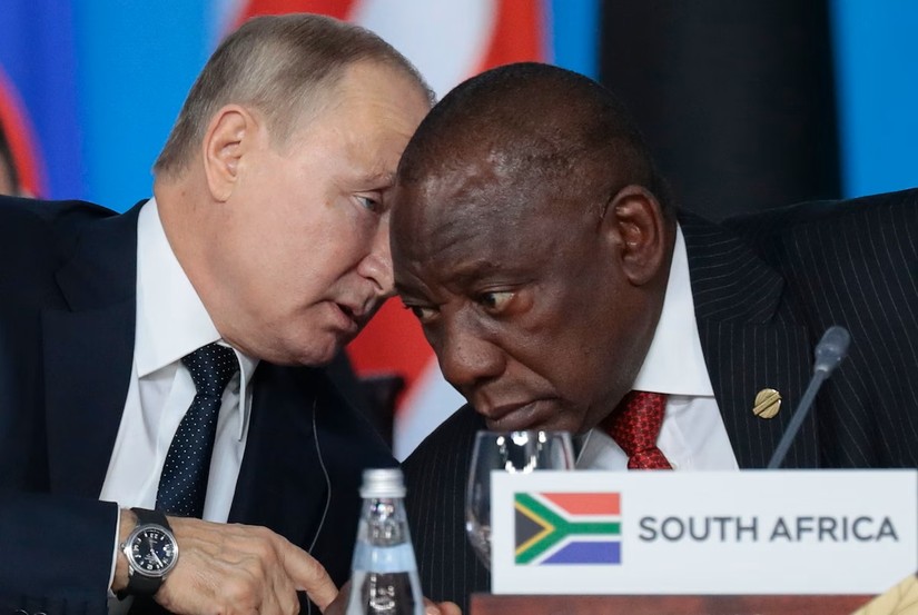 Tổng thống Nga Vladimir Putin v&agrave; Tổng thống Nam Phi Cyril Ramaphosa tại Hội nghị thượng đỉnh Nga - ch&acirc;u Phi, Sochi, Nga, th&aacute;ng 10/2019. Ảnh: AP