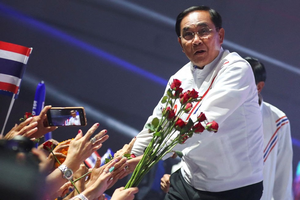 Thủ tướng đương nhiệm của Th&aacute;i Lan l&agrave; &ocirc;ng Prayuth Chan-ocha ch&agrave;o đ&oacute;n những người ủng hộ tại sự kiện m&iacute;t tinh của Đảng Quốc gia Th&aacute;i Lan Thống nhất (Đảng Ruam Thai Sang Chart) ng&agrave;y 12/5 tại Bangkok. Ảnh: Reuters