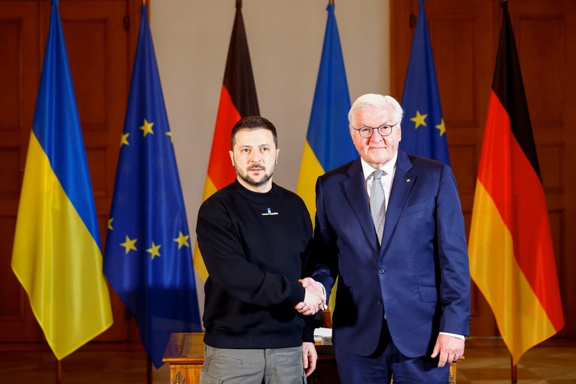 Tổng thống Ukraine Volodymyr Zelensky v&agrave; Tổng thống Đức Frank-Walter Steinmeier, ng&agrave;y 14/5. Ảnh: Reuters