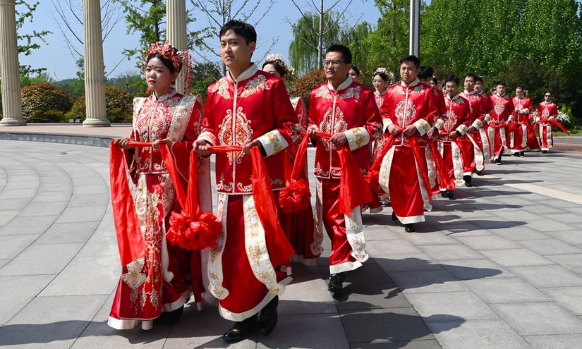 Một lễ cưới tập thể với sự tham gia của 10 cặp đ&ocirc;i tại Li&ecirc;u Th&agrave;nh, Sơn Đ&ocirc;ng, Trung Quốc. Ảnh: IC