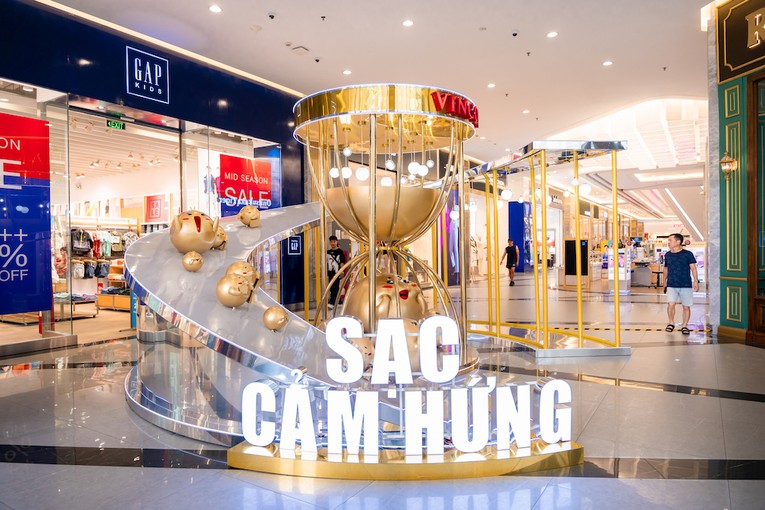 M&ocirc; h&igrave;nh đồng hồ c&aacute;t với tone m&agrave;u v&agrave;ng gold chủ đạo hứa hẹn l&agrave; điểm check-in sang chảnh cho c&aacute;c &ldquo;d&acirc;n chơi&rdquo; S&agrave;i Th&agrave;nh