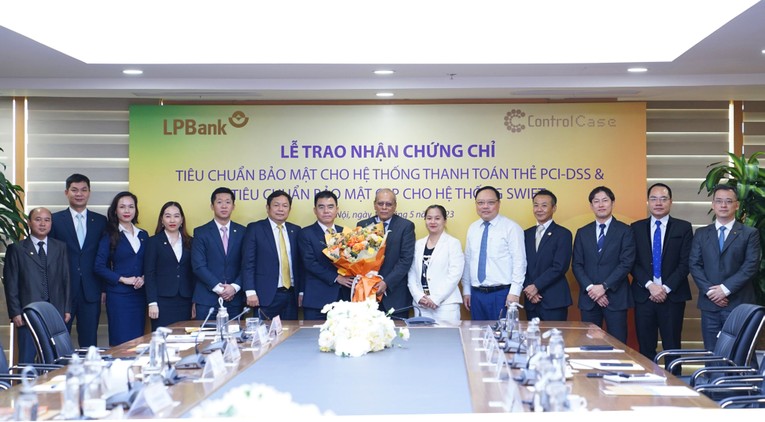 LPBank nhận hai chứng chỉ ti&ecirc;u chuẩn bảo mật quốc tế cho hệ thống thanh to&aacute;n thẻ v&agrave; hệ thống SWIFT.