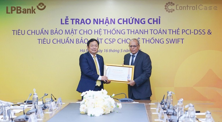 &Ocirc;ng Huỳnh Ngọc Huy &ndash; Th&agrave;nh vi&ecirc;n HĐQT LPBank nhận chứng chỉ ti&ecirc;u chuẩn bảo mật quốc tế PCI-DSS phi&ecirc;n bản 3.2.1 cho hệ thống thanh to&aacute;n thẻ.