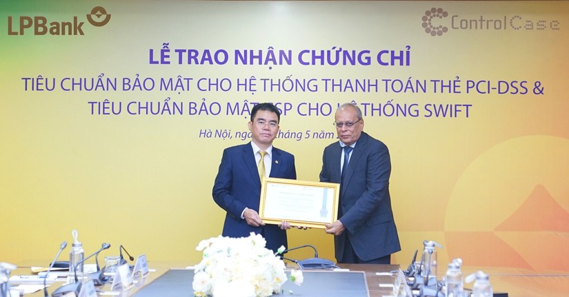 &Ocirc;ng Hồ Nam Tiến &ndash; Ph&oacute; Chủ tịch HĐQT, Quyền Tổng Gi&aacute;m đốc LPBank nhận chứng chỉ Ti&ecirc;u chuẩn bảo mật CSP cho hệ thống SWIFT.