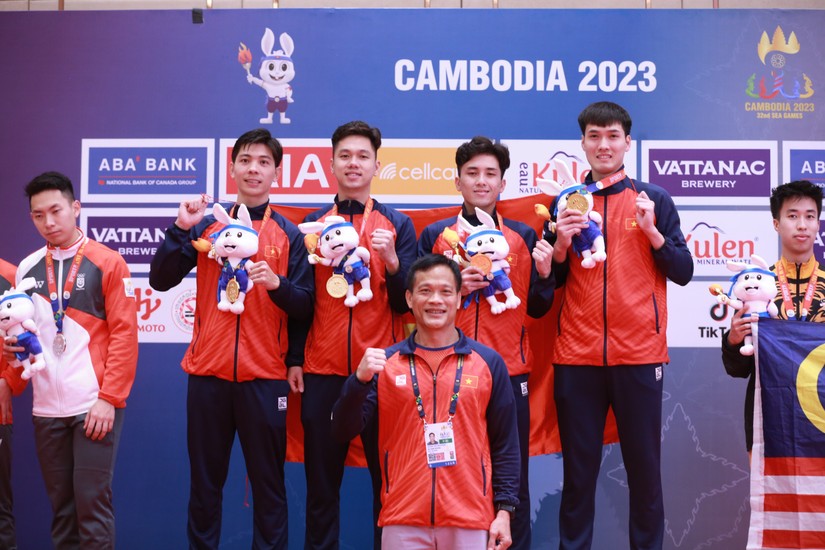 Việt Nam &amp;amp;apos;may t&uacute;i ba gang&amp;amp;apos; đựng huy chương v&agrave;ng SEA Games 32