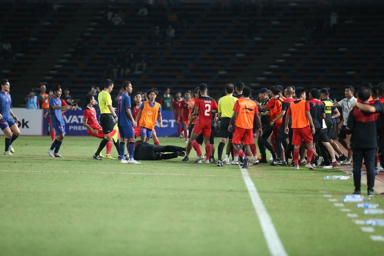 H&igrave;nh ảnh xấu x&iacute; trong trận chung kết SEA Games 32 giữa U22 Indonesia v&agrave; U22 Th&aacute;i Lan.