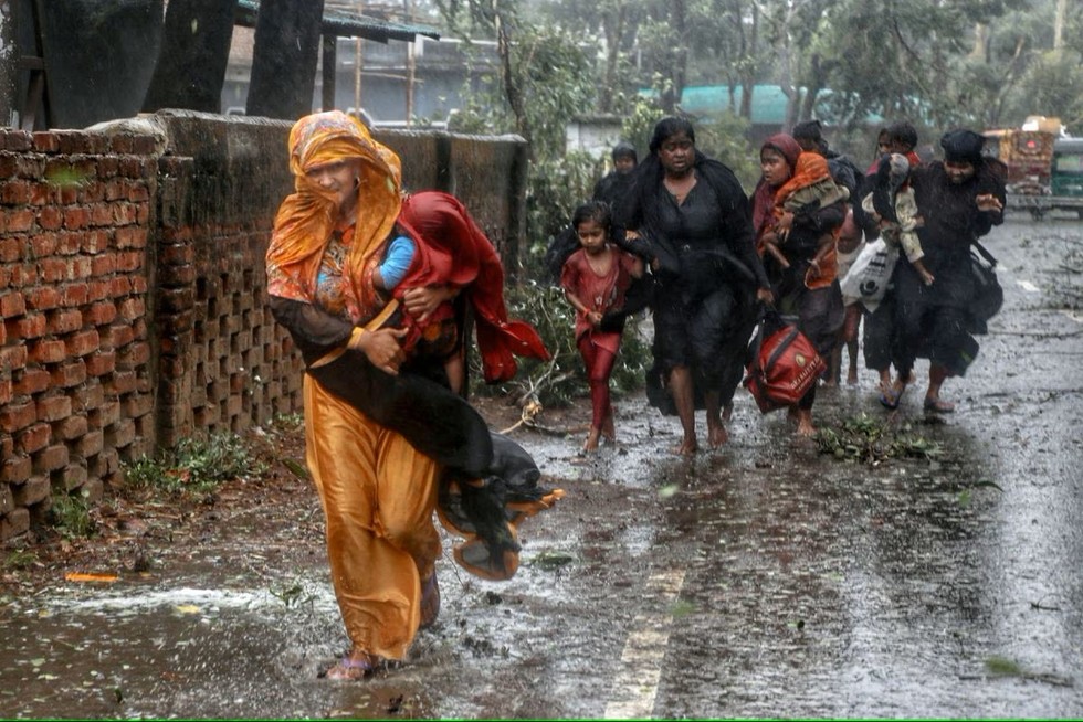 Người d&acirc;n tại Teknaf, Bangladesh rời nh&agrave; tới nơi tr&uacute; ẩn an to&agrave;n hơn ng&agrave;y 14/5. Ảnh: Reuters