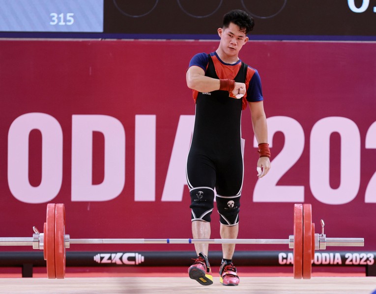 Trần Minh Tr&iacute; chinh phục th&agrave;nh c&ocirc;ng mức tạ 176kg ở lượt cử đẩy cuối v&agrave; ph&aacute; kỷ lục SEA Games.