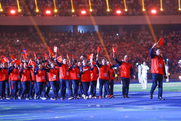 Đo&agrave;n thể thao Việt Nam diễu h&agrave;nh tại lễ bế mạc SEA Games 32.