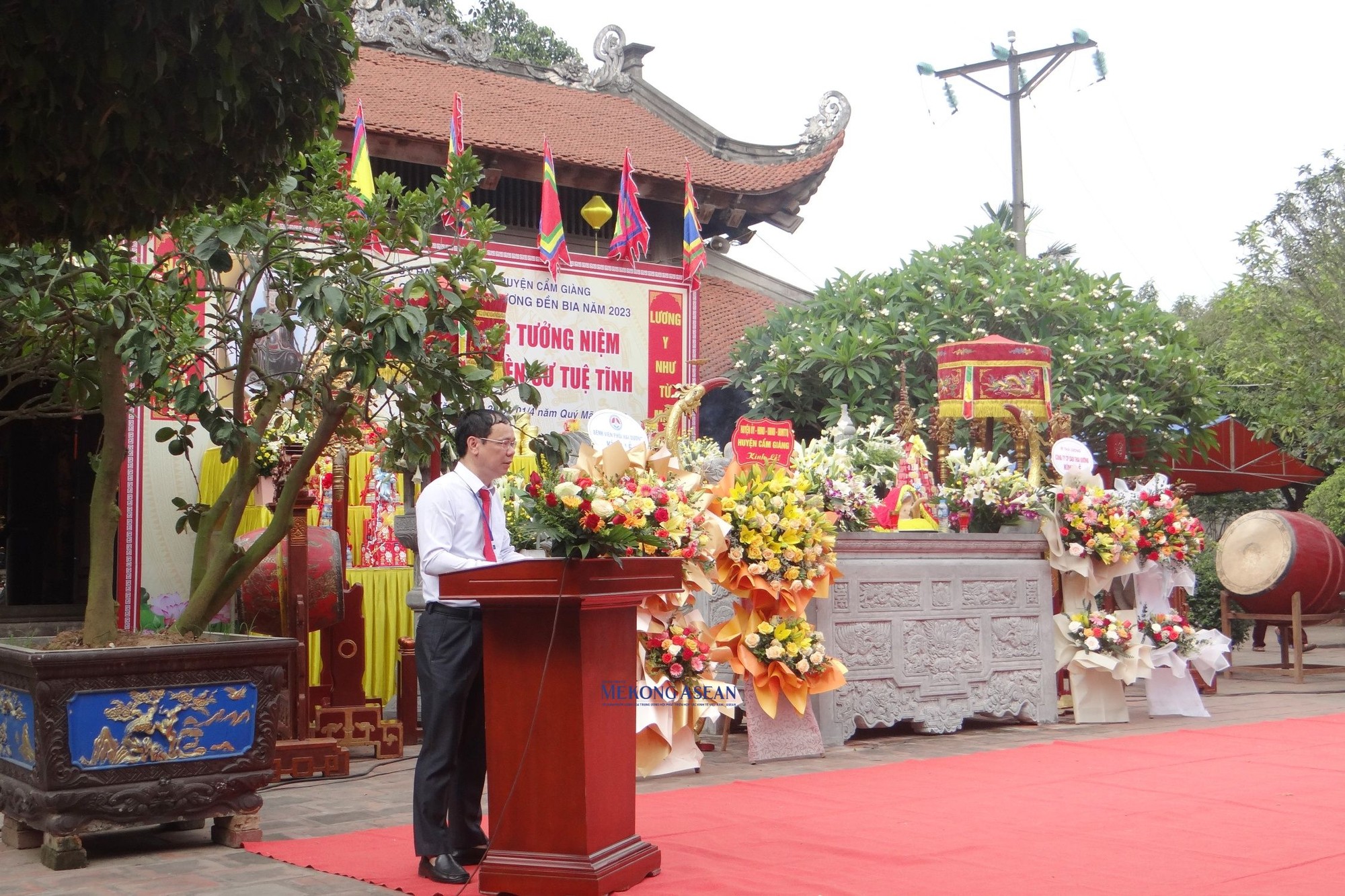 Ph&oacute; Chủ tịch Thường trực UBND huyện Cẩm Gi&agrave;ng Nguyễn Văn C&ocirc;ng đọc diễn văn tại lễ d&acirc;ng hương.