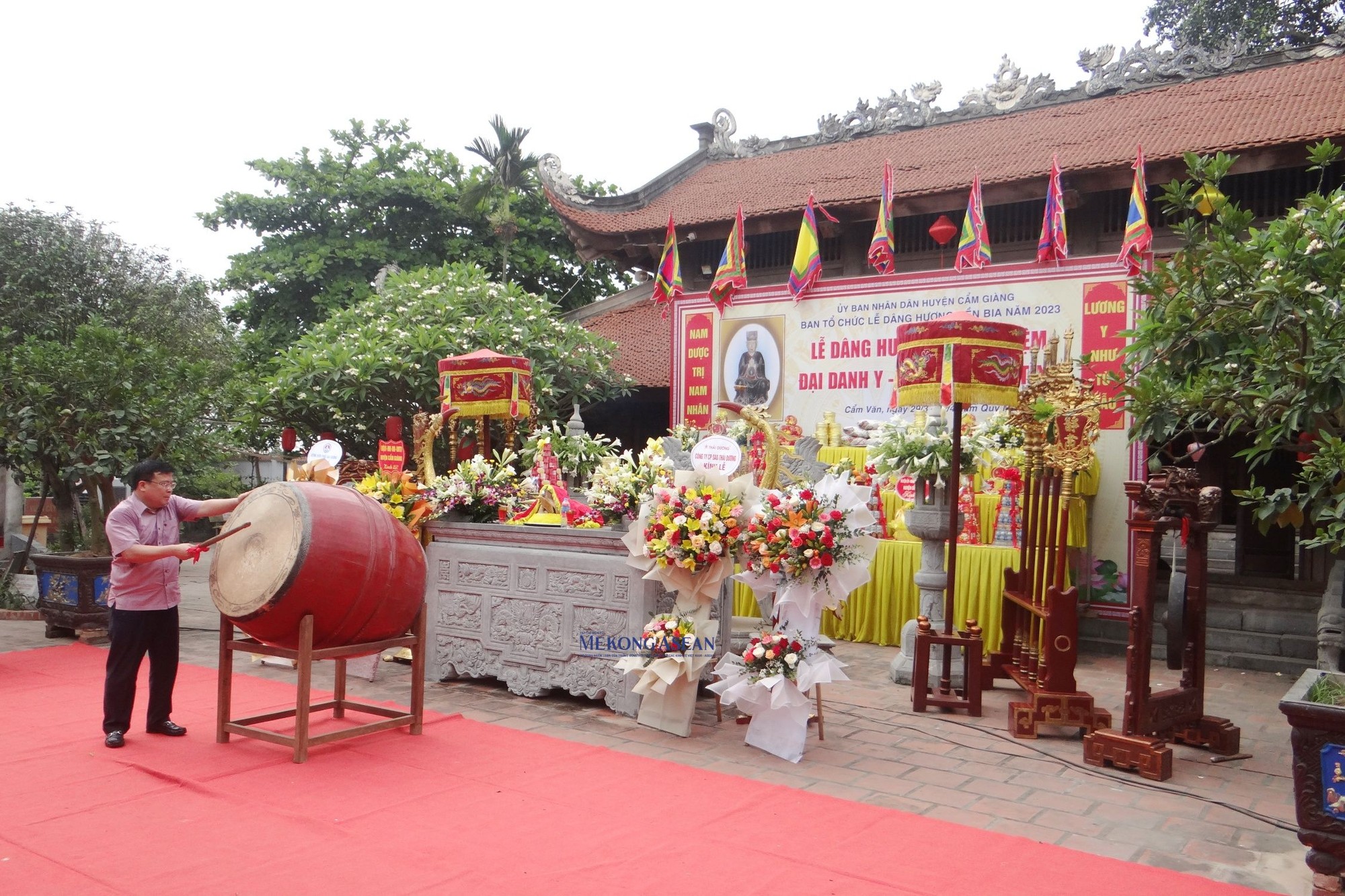 &Ocirc;ng Ng&ocirc; Quang Gi&aacute;p, Tỉnh ủy vi&ecirc;n, B&iacute; thư Huyện ủy Cẩm Gi&agrave;ng đ&aacute;nh trống khai lễ d&acirc;ng hương đền Bia.