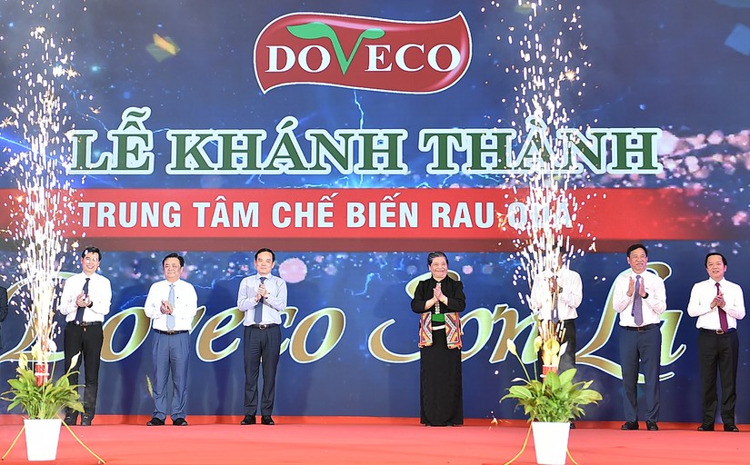 Tham dự lễ kh&aacute;nh th&agrave;nh c&oacute; nguy&ecirc;n Ủy vi&ecirc;n Bộ Ch&iacute;nh trị, nguy&ecirc;n Ph&oacute; Chủ tịch Thường trực Quốc hội, nguy&ecirc;n B&iacute; thư Tỉnh ủy Sơn La T&ograve;ng Thị Ph&oacute;ng, Ph&oacute; Thủ tướng Ch&iacute;nh phủ Trần Lưu Quang, Bộ trưởng Bộ NN&amp;amp;amp;PTNT L&ecirc; Minh Hoan, l&atilde;nh đạo chủ chốt của tỉnh Sơn La. Ảnh: VGP.