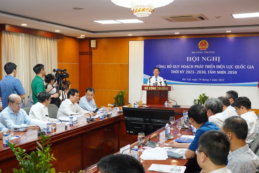 Bộ trưởng C&ocirc;ng thương Nguyễn Hồng Di&ecirc;n chủ tr&igrave; Hội nghị c&ocirc;ng bố Quy hoạch ph&aacute;t triển điện lực quốc gia thời kỳ 2021-2030, tầm nh&igrave;n đến năm 2050 (Quy hoạch điện VIII) chiều 19/5.