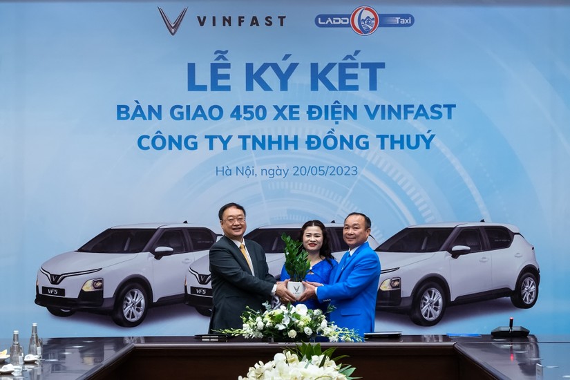 Lado Taxi mua th&ecirc;m 300 xe VinFast VF5 Plus để mở rộng dịch vụ taxi điện