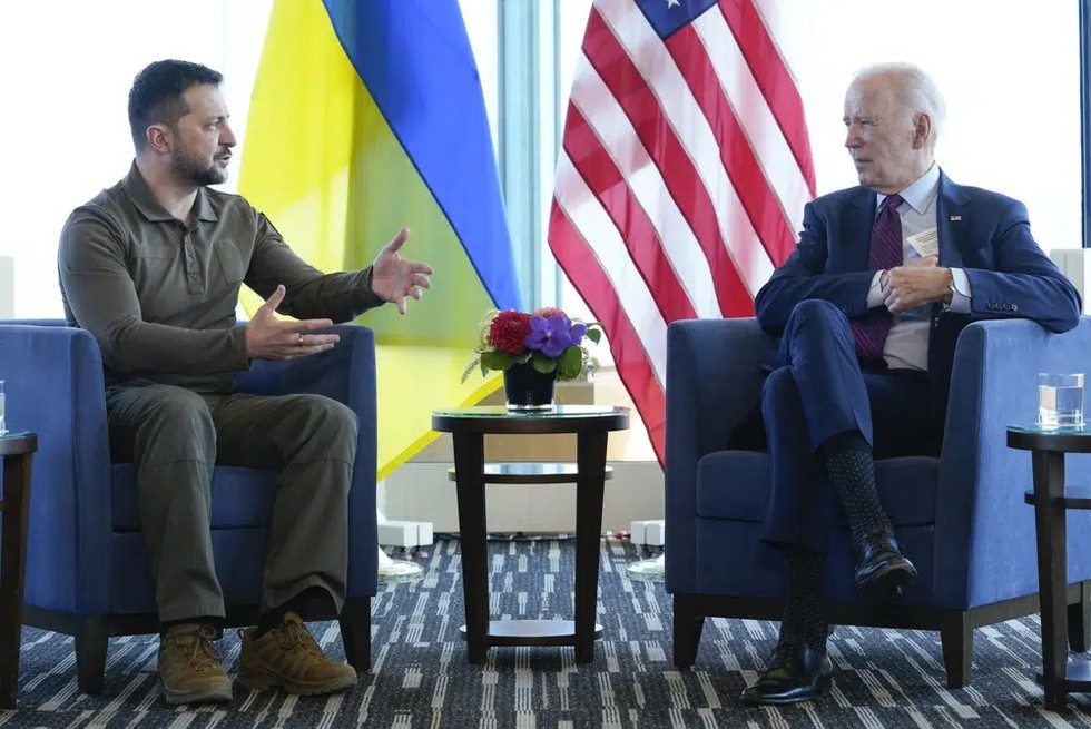 &Ocirc;ng Zelensky c&oacute; cuộc n&oacute;i chuyện với Tổng thống Mỹ Joe Biden. Ảnh: AP