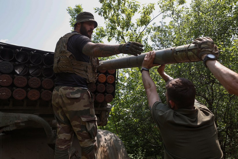 Binh sĩ Ukraine nạp một t&ecirc;n lửa gần thị trấn tiền tuyến Bakhmut, ng&agrave;y 19/5. Ảnh: Reuters