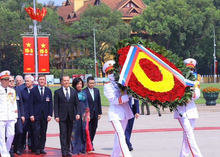 Chủ tịch Đảng Nước Nga thống nhất Dmitry Medvedev đặt v&ograve;ng hoa v&agrave; v&agrave;o Lăng viếng Chủ tịch Hồ Ch&iacute; Minh. Ảnh: TTXVN