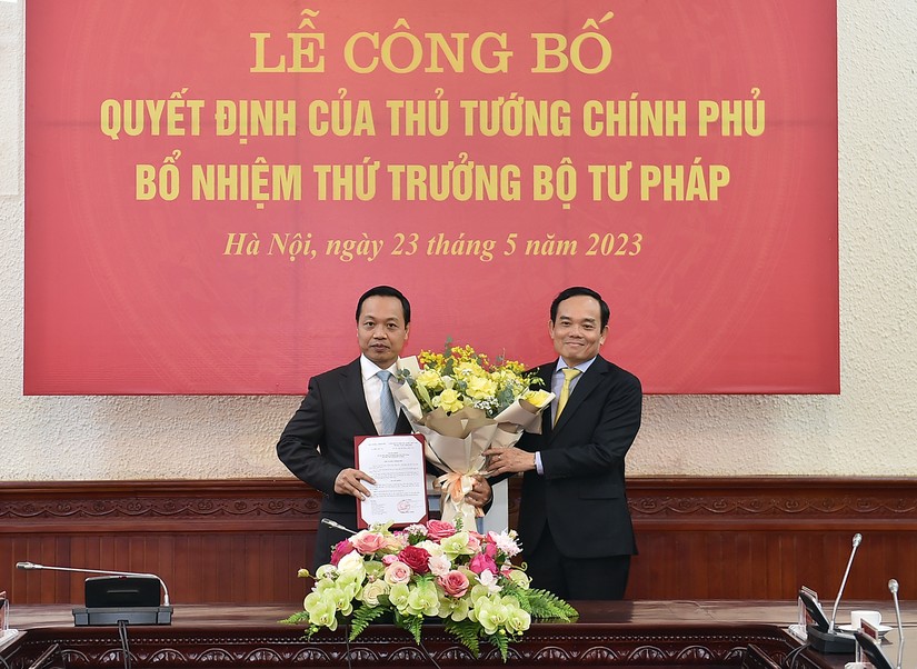 Ph&oacute; Thủ tướng Trần Lưu Quang trao quyết định của Thủ tướng Ch&iacute;nh phủ về việc điều động, bổ nhiệm &ocirc;ng Trần Tiến Dũng giữ chức Thứ trưởng Bộ Tư ph&aacute;p. Ảnh: VGP