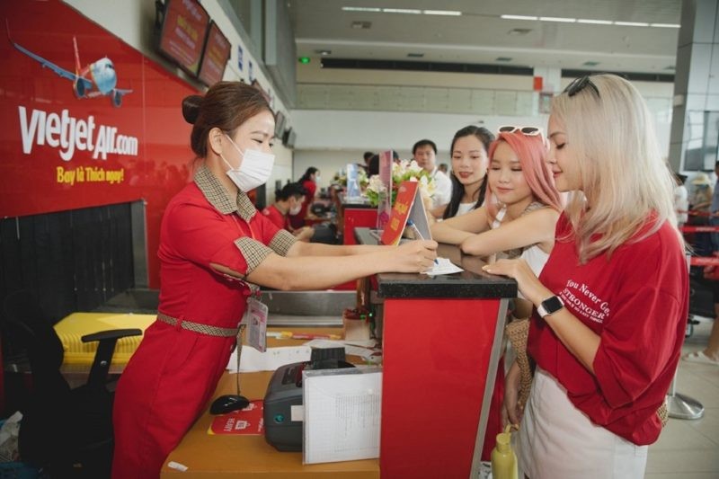 H&agrave;nh kh&aacute;ch l&agrave;m thủ tục bay tại h&agrave;ng Vietjet.