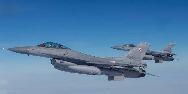 Quan chức Mỹ đ&aacute;nh gi&aacute; m&aacute;y bay F-16 tr&ecirc;n chiến trường Ukraine ảnh 2