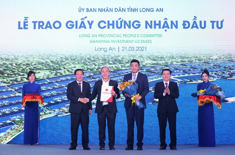 Ng&agrave;y 21/3/2021, l&atilde;nh đạo tỉnh Long An trao giấy chứng nhận đầu tư cho đại diện l&atilde;nh đạo C&ocirc;ng ty VinaCapital GS Energypte.LTD. Nguồn: UBND tỉnh Long An.