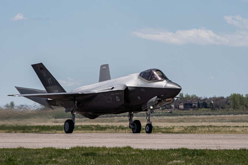 Chiếc F-35A Lightning II của Lực lượng Kh&ocirc;ng qu&acirc;n Mỹ hạ c&aacute;nh tại Căn cứ Kh&ocirc;ng qu&acirc;n Buckley, Colorado, th&aacute;ng 5/2023. Ảnh: Air &amp;amp;amp; Space Forces Magazine