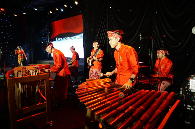 C&aacute;c nghệ sĩ nh&oacute;m Saung Angklung Mang Udjo tr&igrave;nh diễn bằng nhạc cụ Angklung