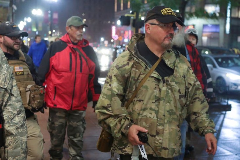 Steward Rhodes - l&atilde;nh đạo tổ chức Oath Keepers v&agrave; l&agrave; một trong những người tham gia v&agrave;o cuộc bạo loạn tại Điện Capitol ng&agrave;y 6/2/2021. Ảnh: Reuters