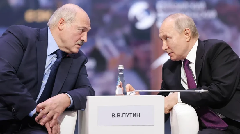 Tổng thống Belarus Alexander Lukashenko (tr&aacute;i) v&agrave; Tổng thống Nga Vladimir Putin (phải) n&oacute;i chuyện trong phi&ecirc;n họp to&agrave;n thể của Diễn đ&agrave;n Kinh tế &Aacute;-&Acirc;u tại Moscow, ng&agrave;y 24/5. Ảnh: AP