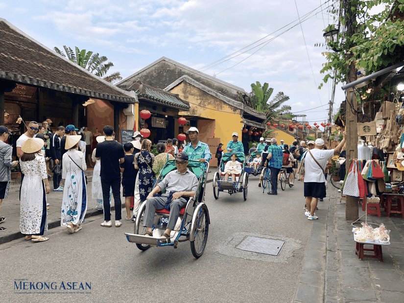 Kh&aacute;ch du lịch tại Hội An. Ảnh: Thảo Ng&acirc;n