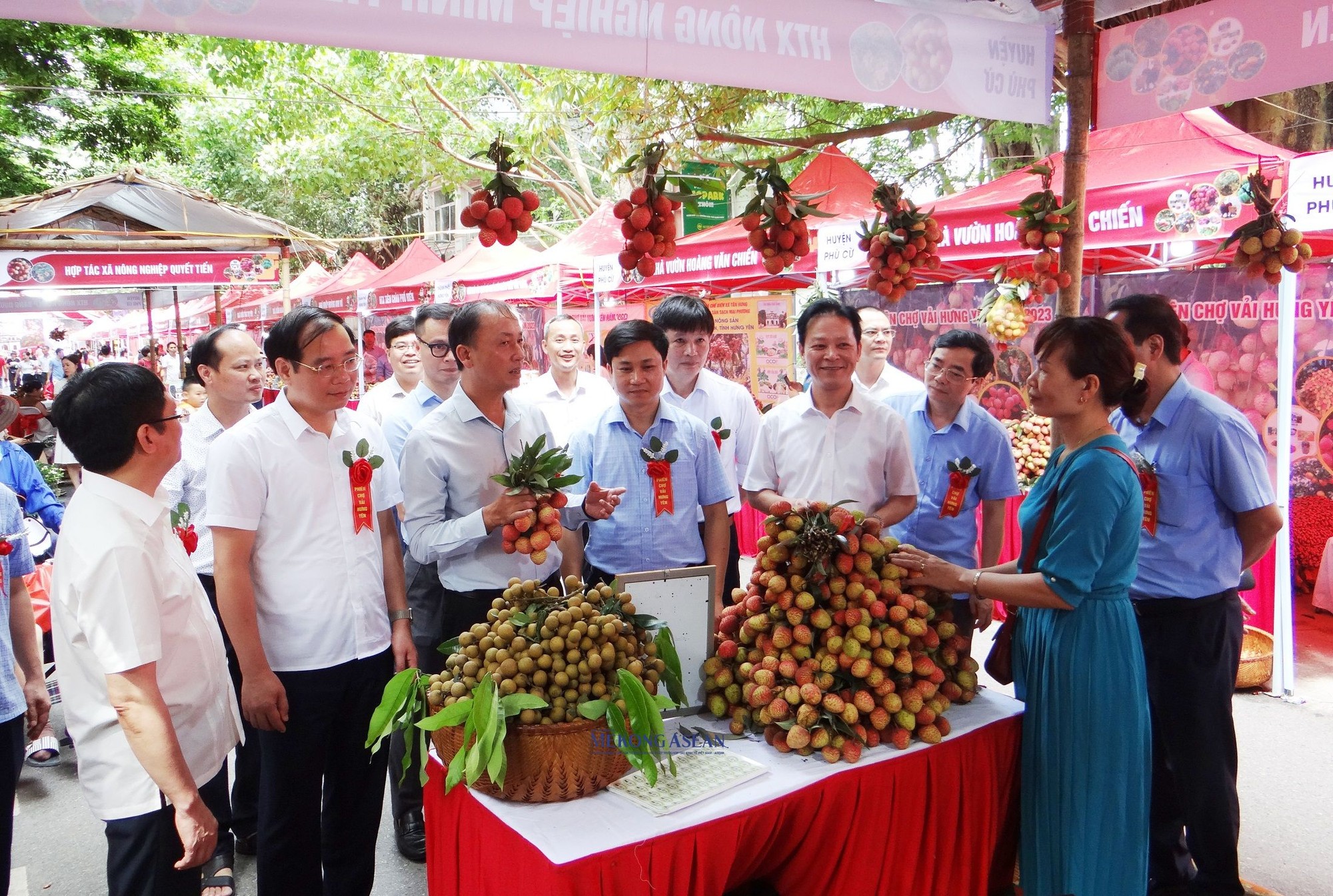 C&aacute;c đại biểu tham quan c&aacute;c gian h&agrave;ng tại phi&ecirc;n chợ.