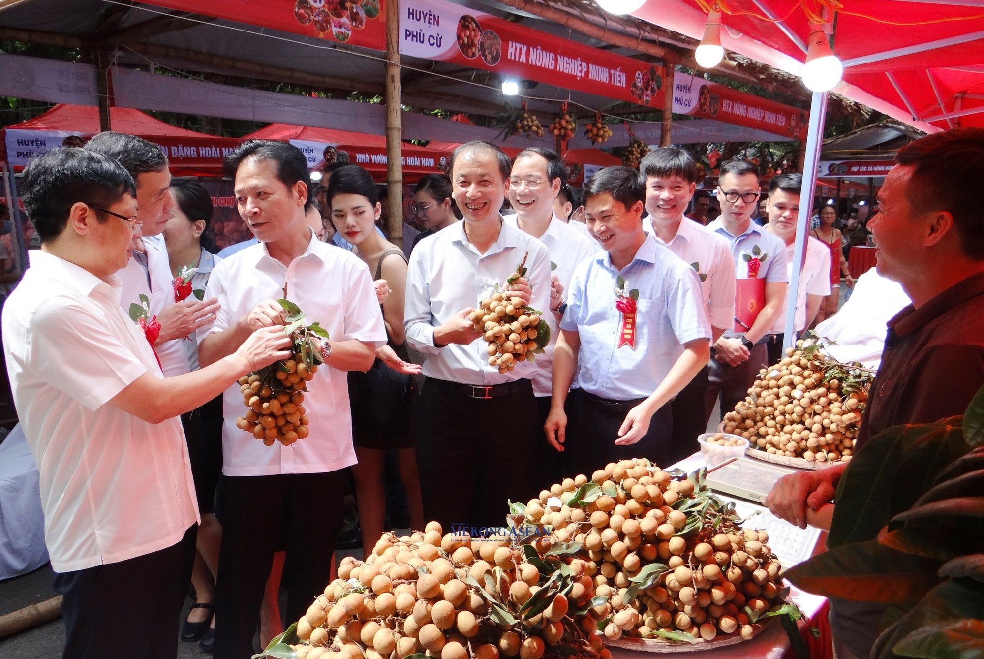 B&ecirc;n cạnh vải lai ch&iacute;n sớm, vải trứng, tại phi&ecirc;n chợ c&ograve;n b&agrave;y b&aacute;n, giới thiệu nh&atilde;n lồng ch&iacute;n sớm v&agrave; nhiều n&ocirc;ng sản, đặc sản của v&ugrave;ng đất Hưng Y&ecirc;n.