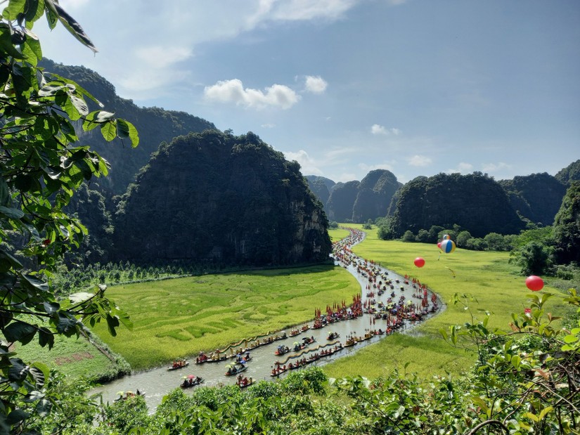 Lễ rước rồng tr&ecirc;n d&ograve;ng s&ocirc;ng Ng&ocirc; Đồng. Ảnh: Sở Du lịch Ninh B&igrave;nh