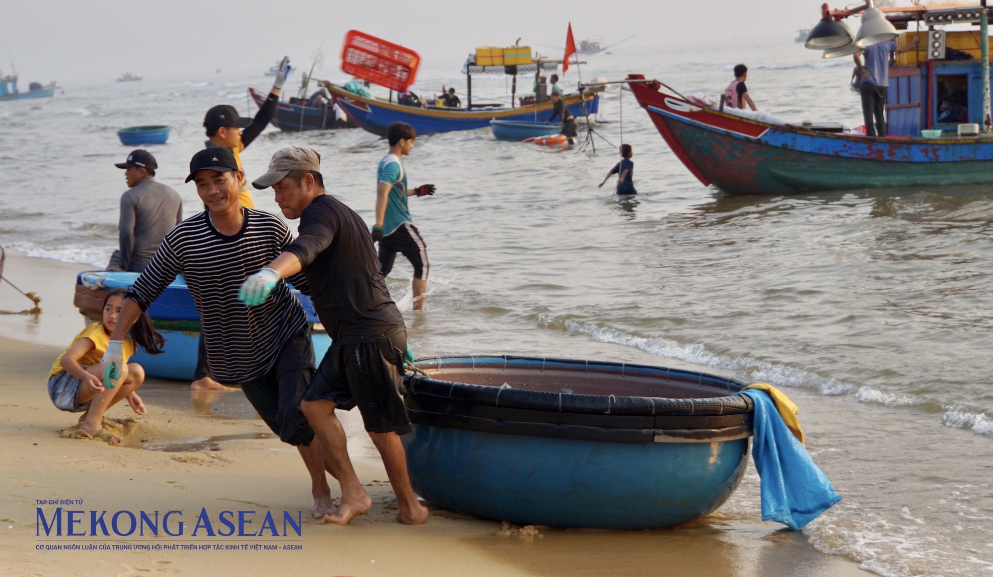 Ngư d&acirc;n d&ugrave;ng thuyền th&uacute;ng để chuyển c&aacute; từ t&agrave;u v&agrave;o bờ.