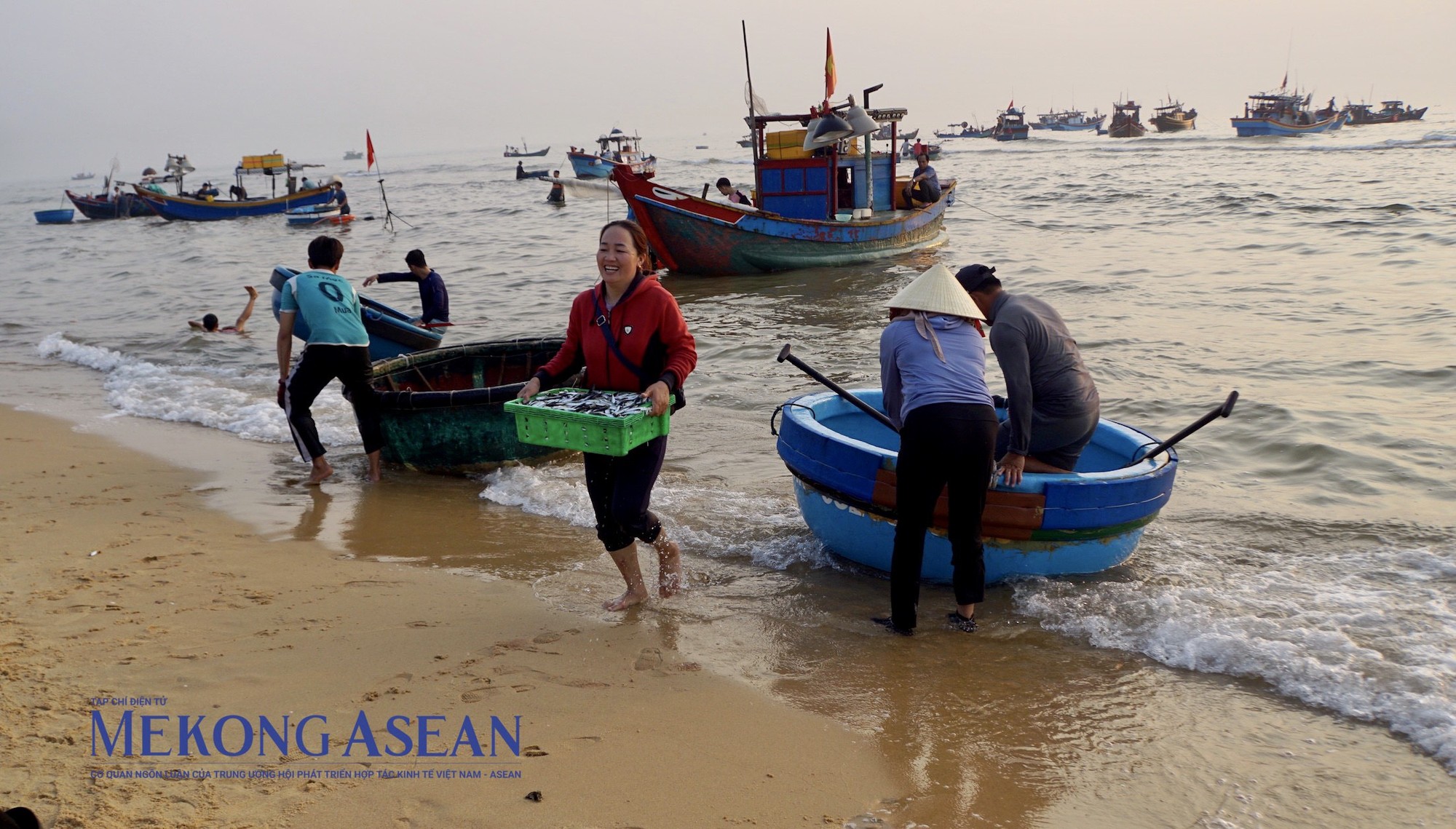 Người phụ nữ với gương mặt h&acirc;n hoan khi t&agrave;u của gia đ&igrave;nh mang về đầy ắp c&aacute;.