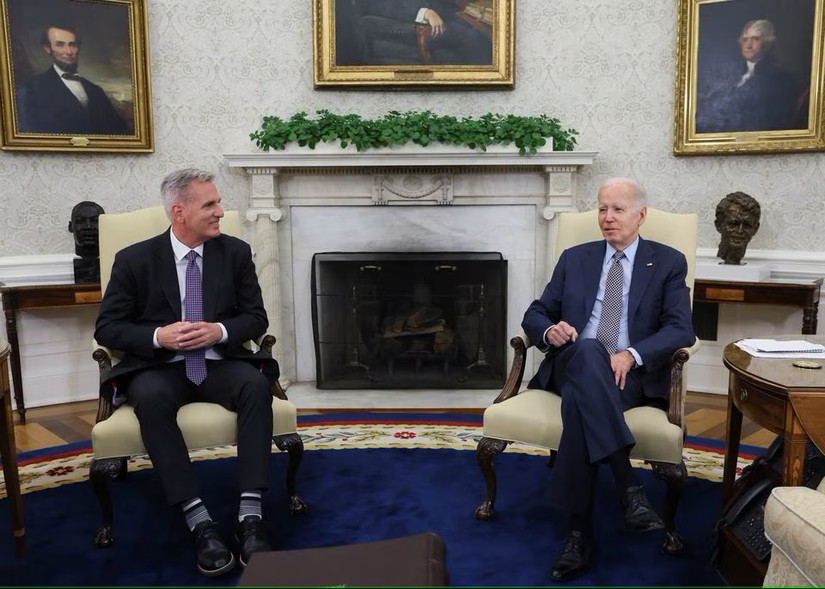 Tổng thống Mỹ Joe Biden v&agrave; Chủ tịch Hạ viện Kevin McCarthy. Ảnh: Reuters