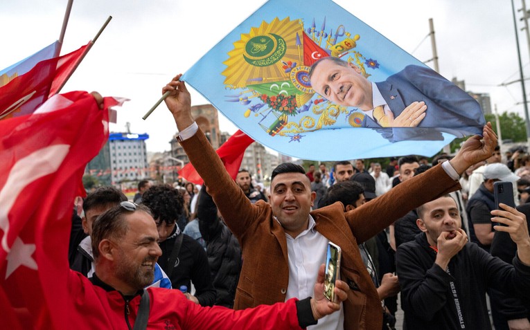 Những người ủng hộ Tổng thống Thổ Nhĩ Kỳ Recep Tayyip Erdogan cầm cờ in h&igrave;nh &ocirc;ng tại Istanbul, ng&agrave;y 28/5. Ảnh: AFP