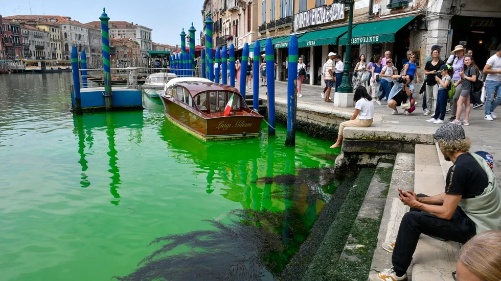 Venice điều tra m&agrave;u nước xanh bất thường tr&ecirc;n k&ecirc;nh đ&agrave;o ảnh 1